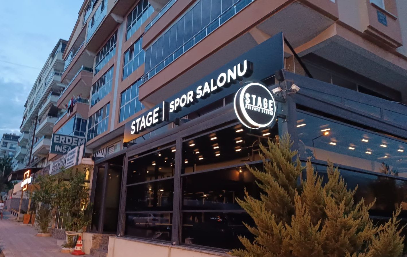 Stage spor salonunun dış cephesi
