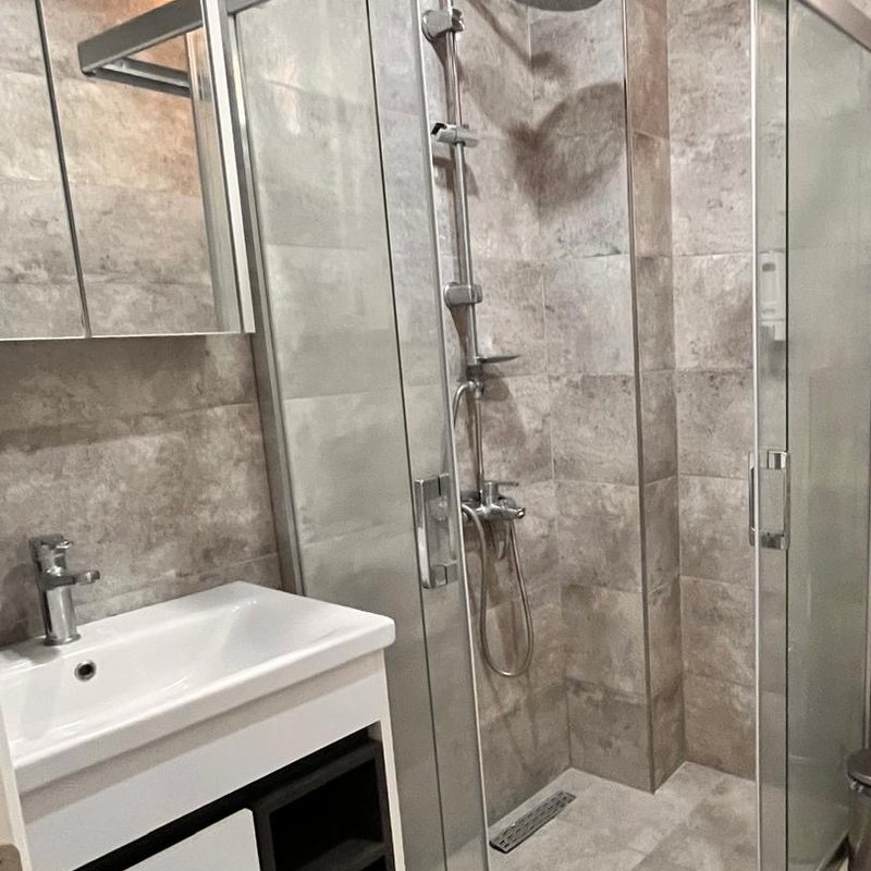 Cam kabinli duş ve lavabo